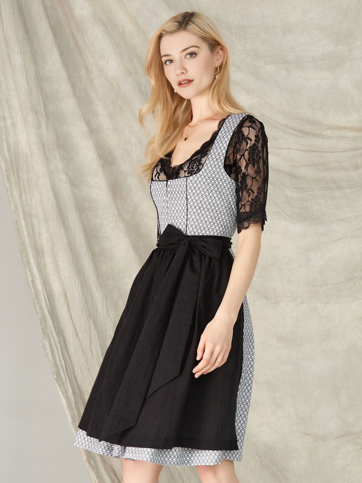 Dirndlmode: Schwarze und Rosafarbene Eleganz in der Trachtenwelt